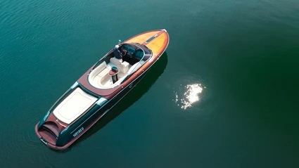 Privatausflug auf der Riva mit Bootsführer ab Sirmione: die Eleganz eines zeitlosen Bootes am Gardasee 5
